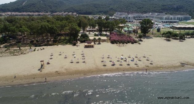 Pamucak'a akın eden gençler esnafın yüzünü güldürdü