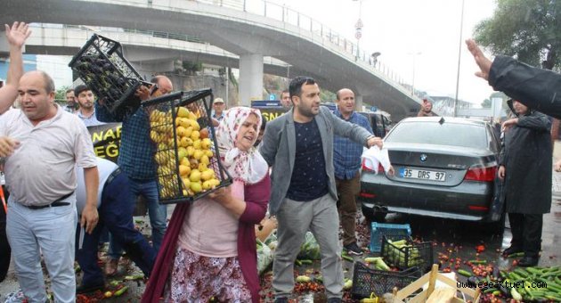 Pazarcı eyleminde meyve-sebzeler havada uçuştu