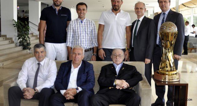 Pınar Karşıyaka, Türkiye Şampiyonluğu Kupası’nı Yaşar Holding Onursal Başkanı Selçuk Yaşar’a götürdü.