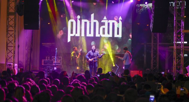 Pinhani’den İzmir’de İçimizi Isıtan Konser