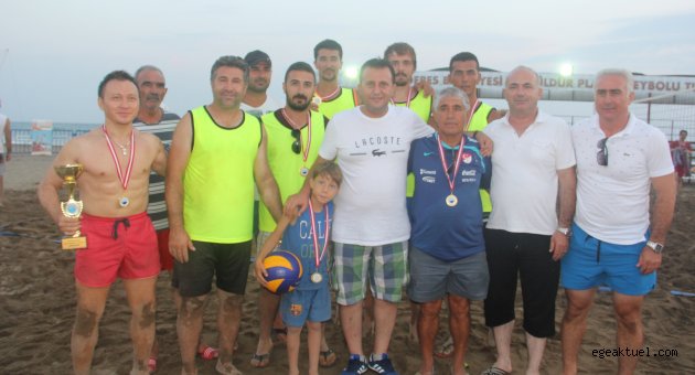 Plaj Voleybolu’nda Şampiyon Gümüldür