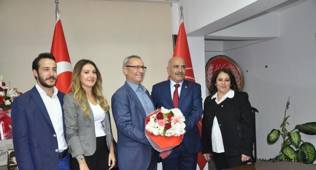 Polat Manduz, Karabağlar Belediye Başkan Aday Adaylığı için dosyasını verdi
