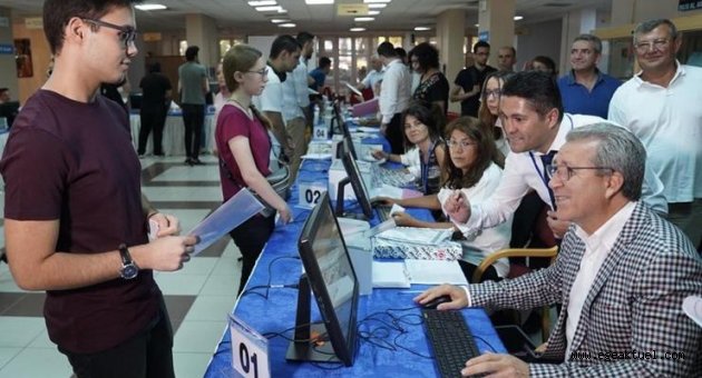 Rektör Budak dereceye girenlerin kayıtlarını yaptı