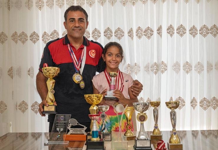 Hayat Kurtaran Baba Kızını Kortlarda Şampiyonluğa Hazırlıyor