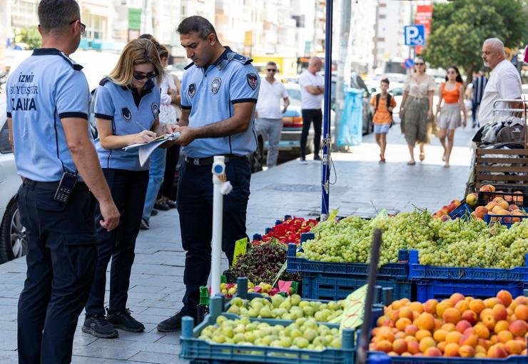 Ana arterlerde kaldırım işgaline geçit yok
