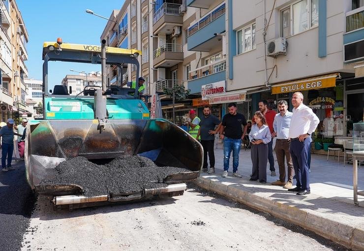 Gaziemir’de asfaltlama atağı: 4 bin 470 ton asfaltla yollar yenileniyor