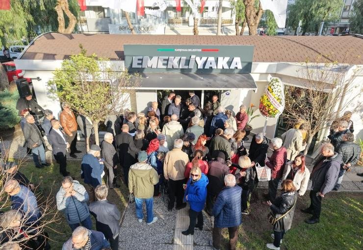 Karşıyaka’nın çınarları ‘Emekli Yaka’da buluşuyor