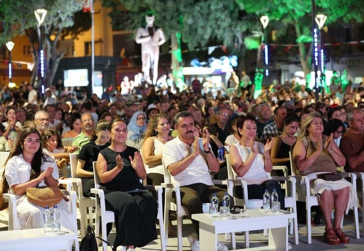 Çandarlı’nın yeni meydanı ilk etkinliğinde doldu taştı