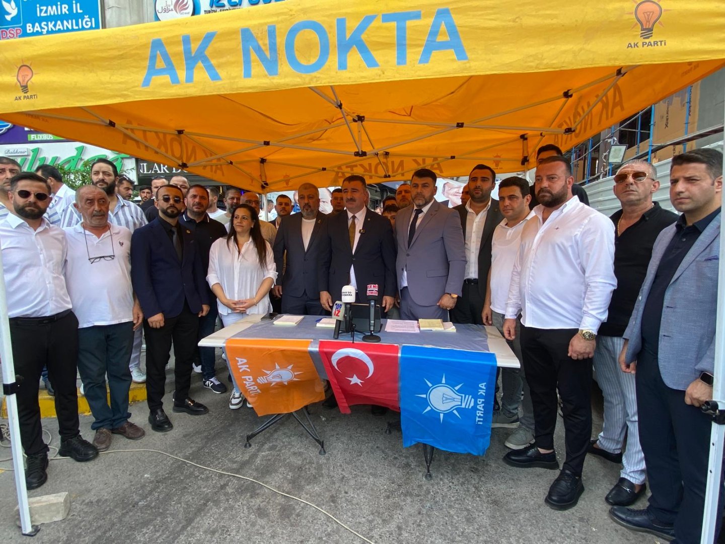 KONAK'TA CHP VE DİĞER PARTİLERDEN AK PARTİ’YE 500 KİŞİLİK BÜYÜK KATILIM