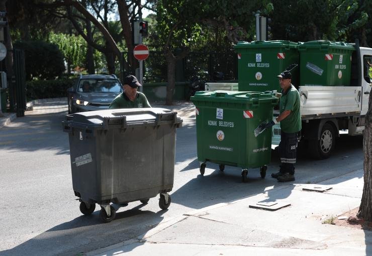 Konak’ın sokakları yeni konteynerlerine kavuştu