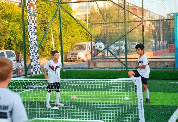 Sahalar yenilendi: Çeşme’nin mahallelerinde spor şenliği başladı