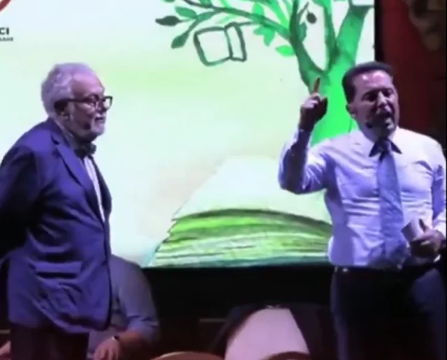 Celal Şengör'den, Edremit Kitap Fuarı'nda konuşma süresini uzatan Ahmet Özer'e müdahale