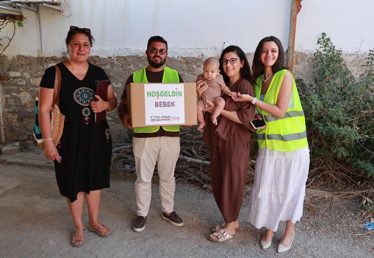 Foça Belediyesi’nden Ailelere Dayanışma Desteği: Hoş Geldin Bebek Paketi