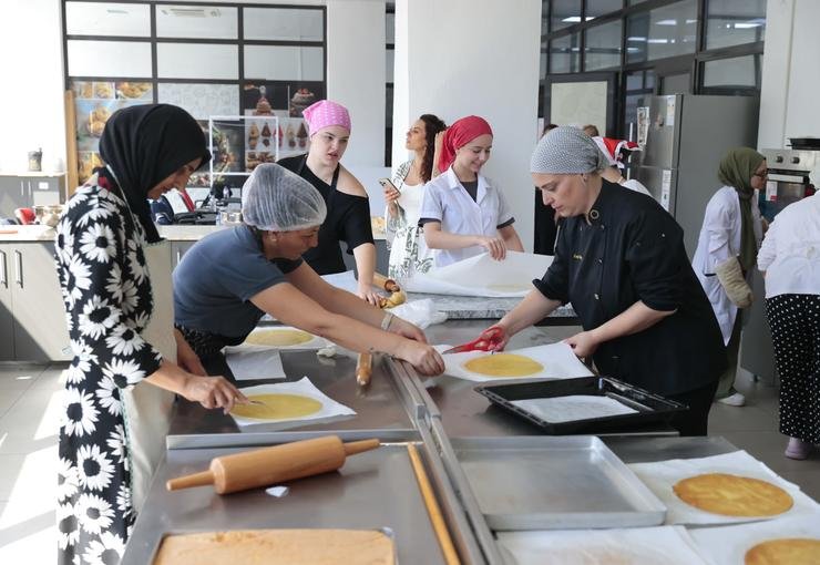 Konaklı kadınlar Temel Pastacılık Eğitimi’yle üretim ve istihdama katılıyor