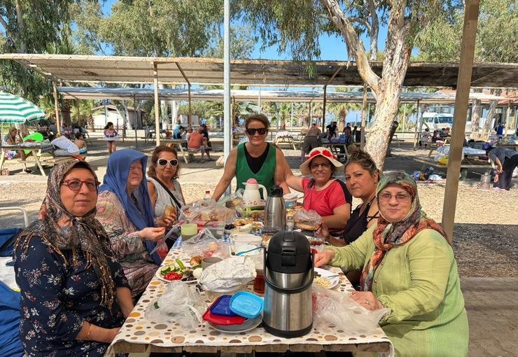 Karabağlarlı kadınlara Pamucak’ta deniz keyfi