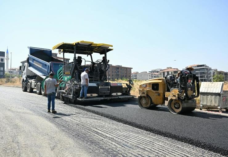 Turgutlu Ergenekon’da 4 Bin Ton Sıcak Asfalt Serimi Yapılıyor