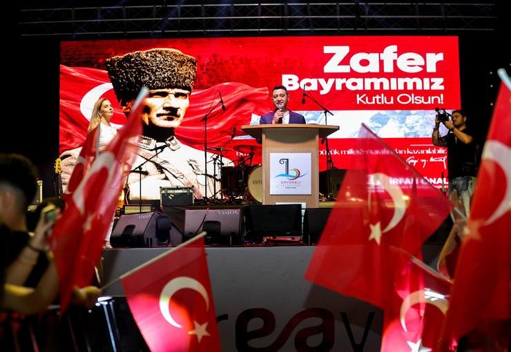 Bayraklı’da 30 Ağustos Coşkusu Emre Aydın’la Sahile Taştı
