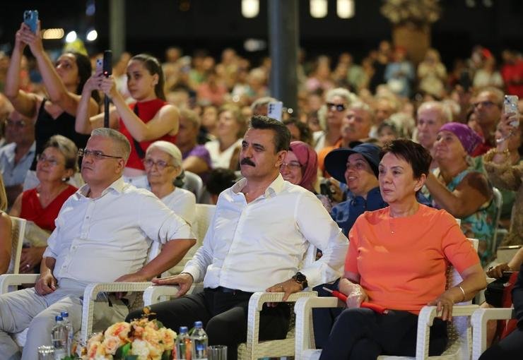 Dikili’de 30 Ağustos coşkusu meydanlara taştı