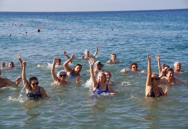 Dünya Barış Gününe denizde pilates ile başladılar