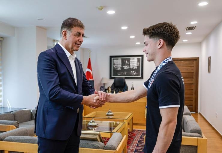 Başkan Tugay, altın madalyalı sporcuyu ağırladı