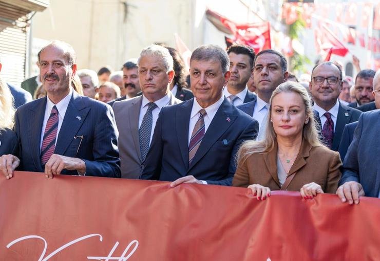 Başkan Tugay İzmirlilerle yürüdü