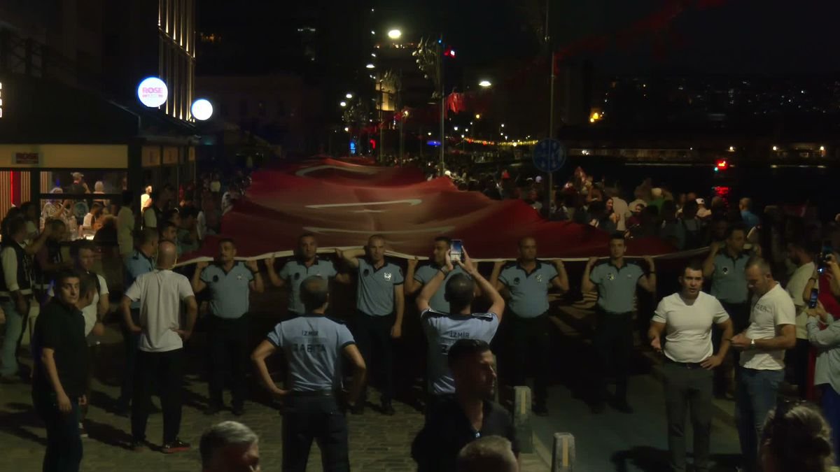 İzmir'in Kurtuluşunun 104. Yılında 350 Metrelik Bayrakla Fener Alayı