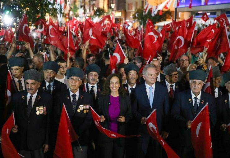 Karşıyaka’da 9 Eylül coşkusu sokakları kırmızı beyaza bürüdü