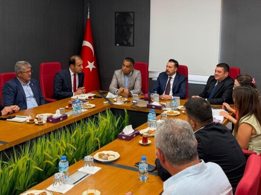 Torbalı’da otoban kavşağına kilitlendi