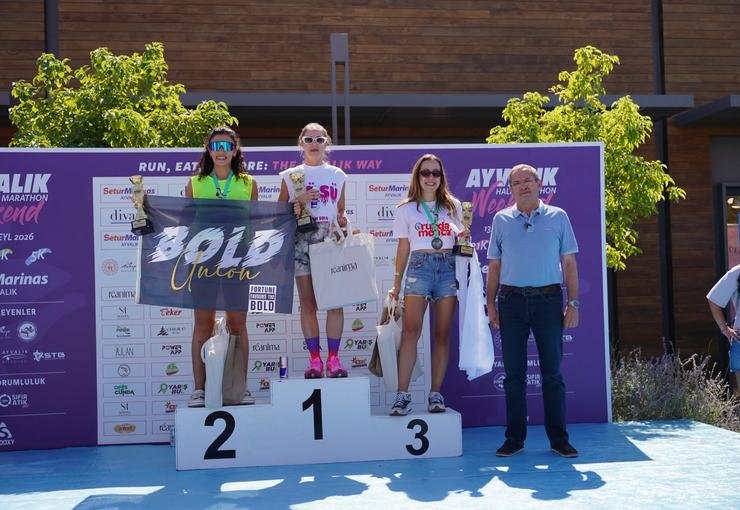 Ayvalık’ta yarı maratonun şampiyonları ödüllerini aldı