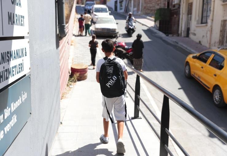 Konak Belediyesi’nden ihtiyaç sahibi öğrencilere çanta ve kırtasiye desteği