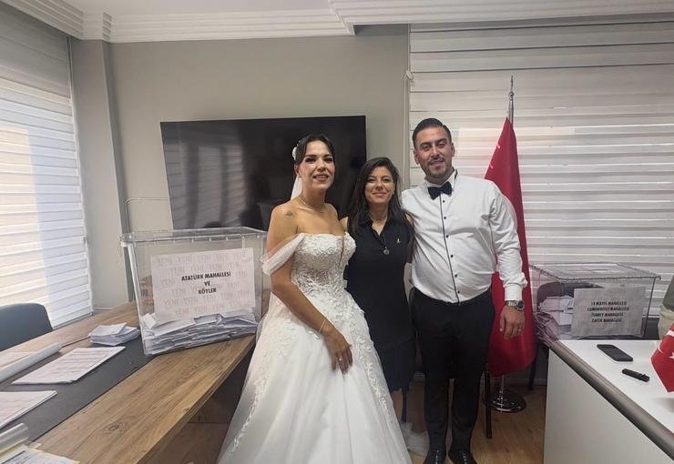 Yeni Parti'nin Yeni Gelini, Gelinliğiyle Sandık Başına Geldi