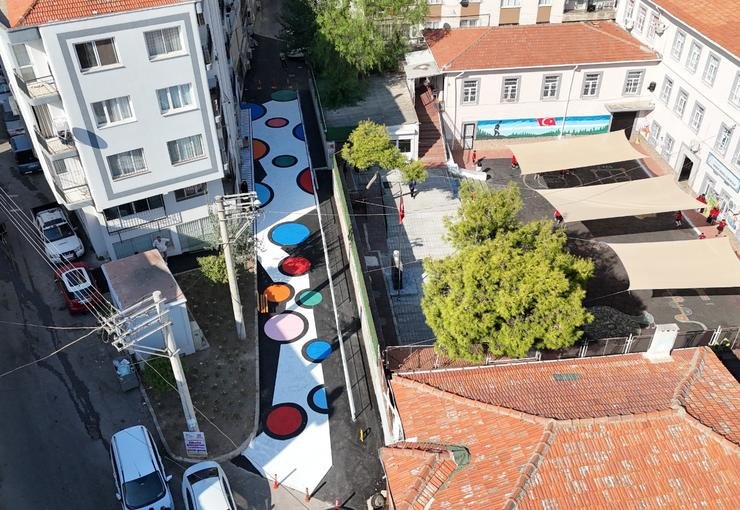 Konaklı öğrencilere ‘renkli yol’ sürprizi