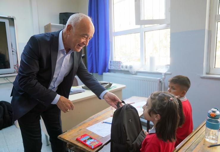 Seferihisar Belediyesi’nden öğrencilere kırtasiye desteği