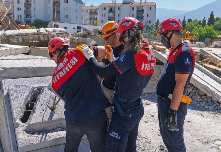 İzmir İtfaiyesi ağır arama kurtarmada güçleniyor