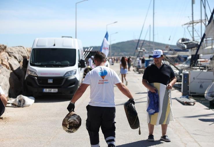 Çeşme kıyılarından 1,5 ton atık çıkarıldı