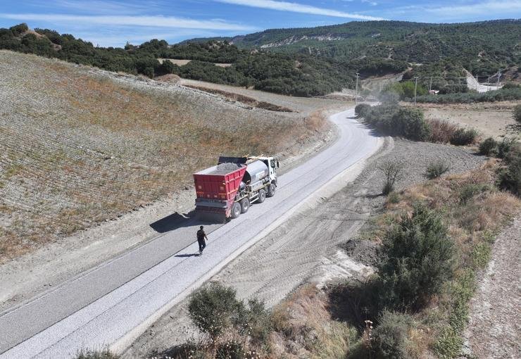 Selendi’de 26 Yıllık Yol İlk Kez Asfaltla Buluşuyor