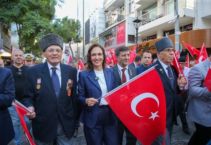 Karşıyaka’da gazilere saygı yürüyüşü