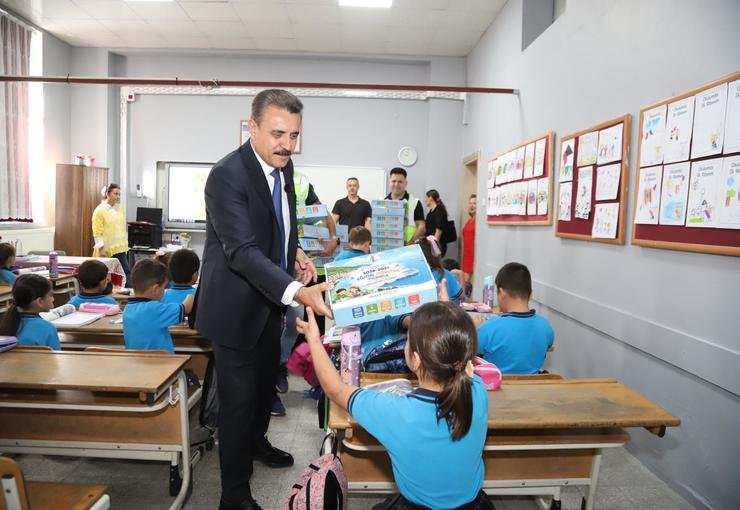 Dikili Belediyesi’nden ilk ders heyecanına anlamlı destek: 453 öğrenciye eğitim seti