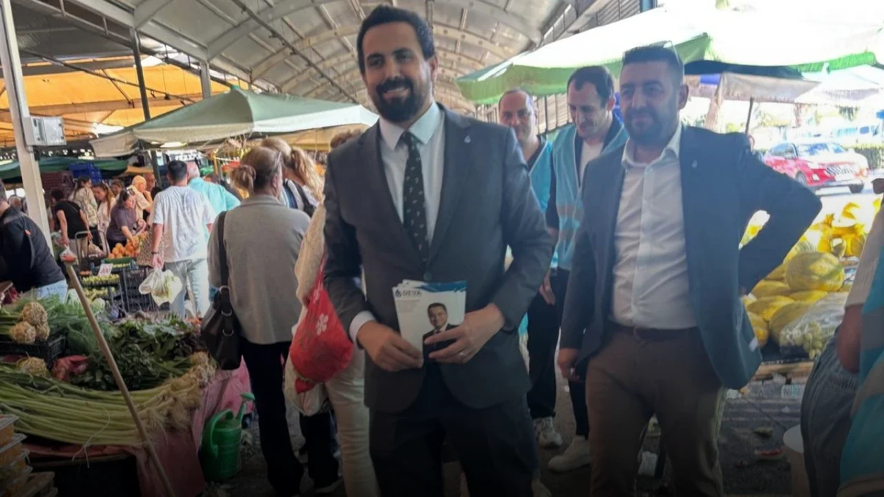 DEVA Partisi İzmir’de sahaya indi! Bostanlı Pazaryeri’nde esnaf ve vatandaşlarla buluştu