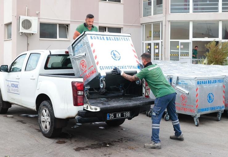 Konak’ta konteynerler yenilenmeye devam ediyor