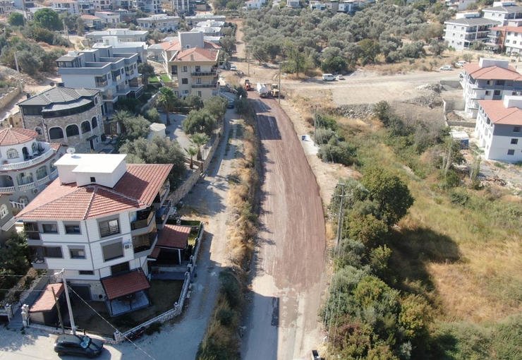 Foça’da Yol Çalışmaları Sürüyor