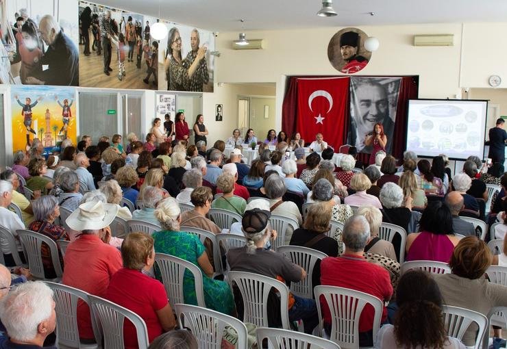 Karşıyaka’da Alzheimer’la yaşam konuşuldu