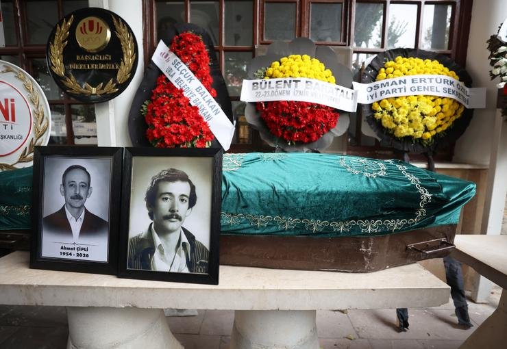 Gazeteci Ahmet Çipli, Urla’da son yolculuğuna uğurlandı