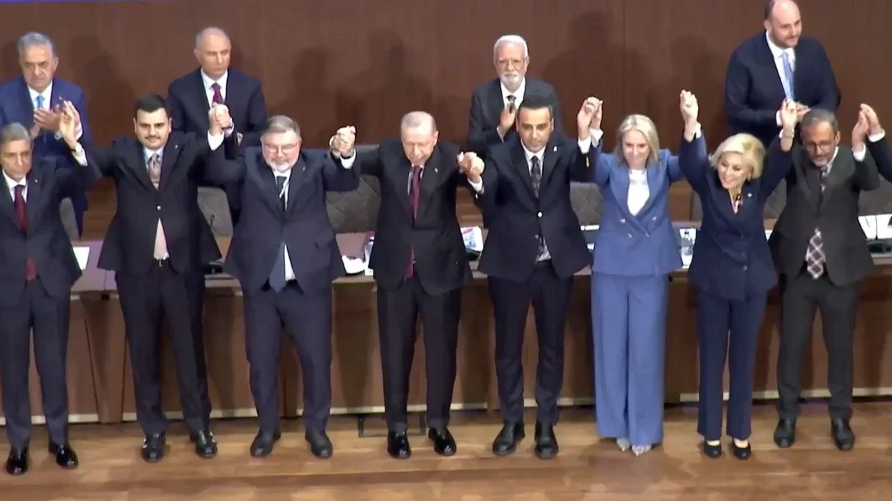 Çiğli Belediye Başkanı Onur Emrah Yıldız, AK Parti'ye geçti!