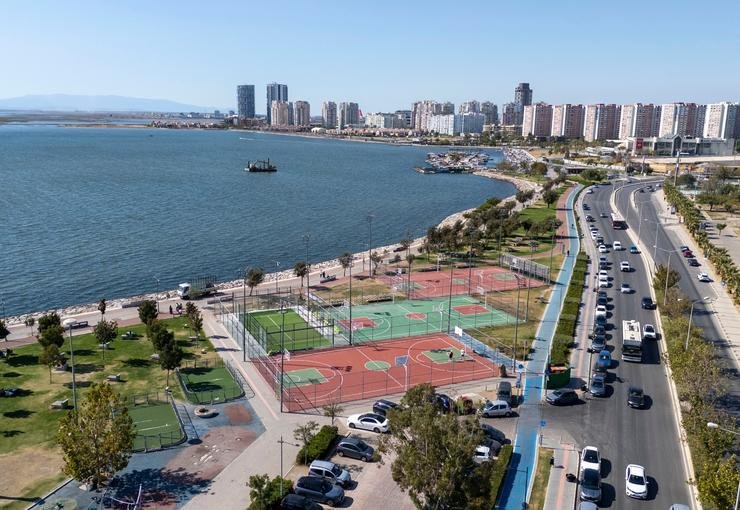 Bostanlı’daki iki padel kortunda sona doğru
