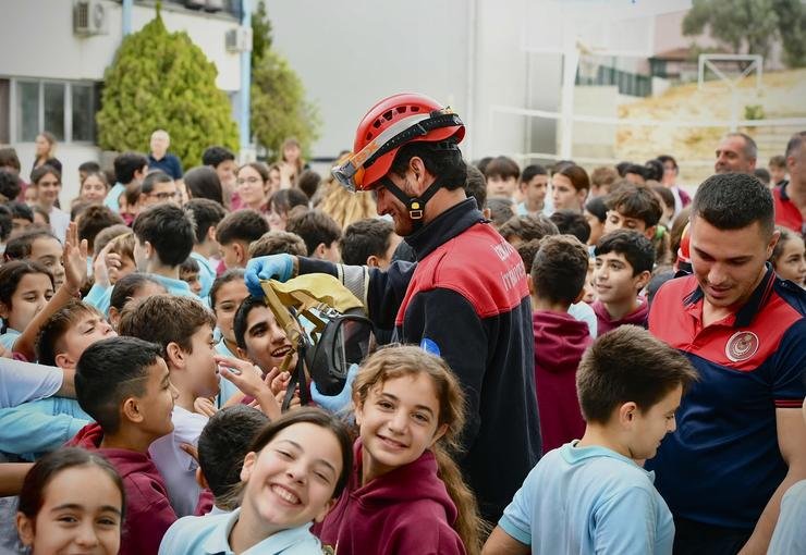 İtfaiye Haftası’nda öğrencilere yangın ve afet eğitimi