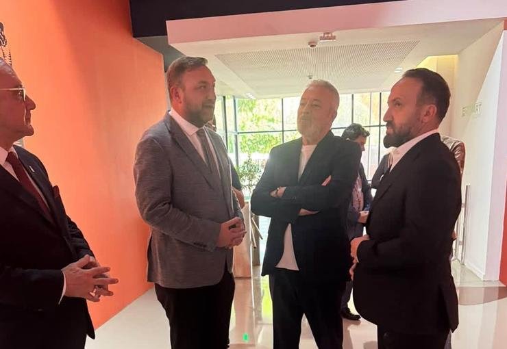 Başkan Gümrükçü Nazım Hikmet sergisini gezdi