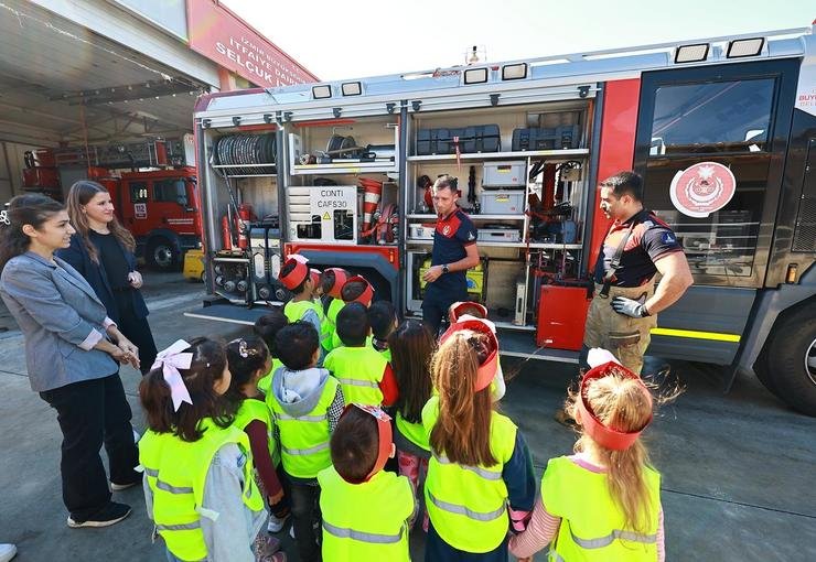Efes Selçuk’lu Miniklerden İtfaiye Haftası’nda Anlamlı Ziyaret
