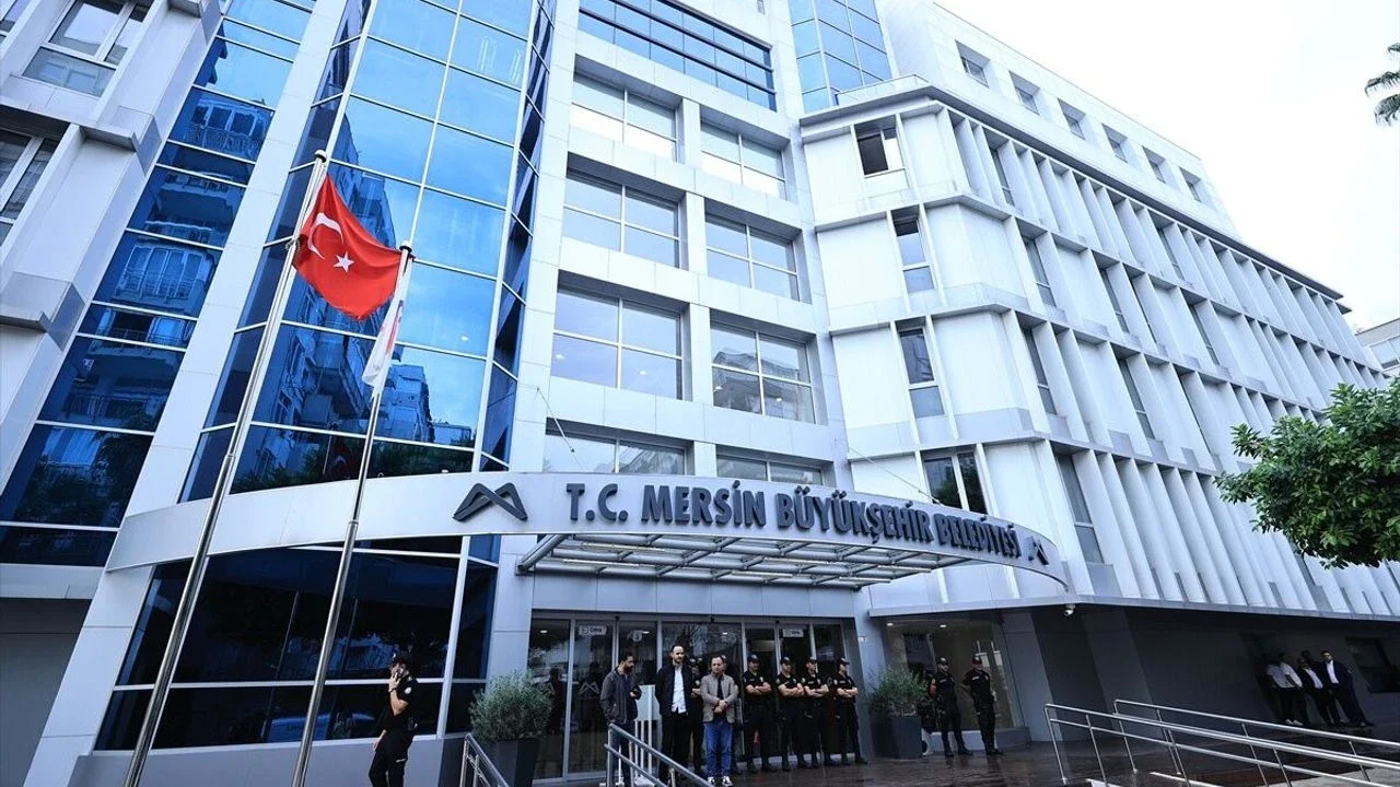 Mersin’de 3 belediye başkanı dahil 59 gözaltı