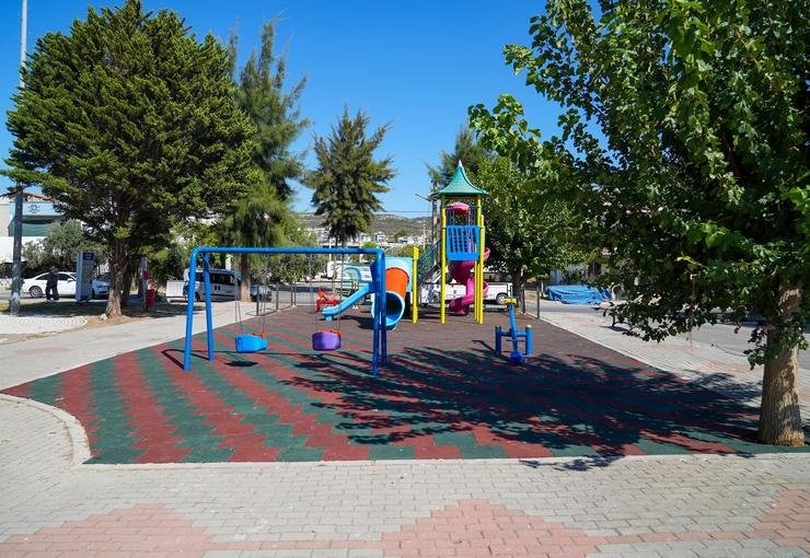 Gaziemir’in parklarında bakım ve yenileme çalışması